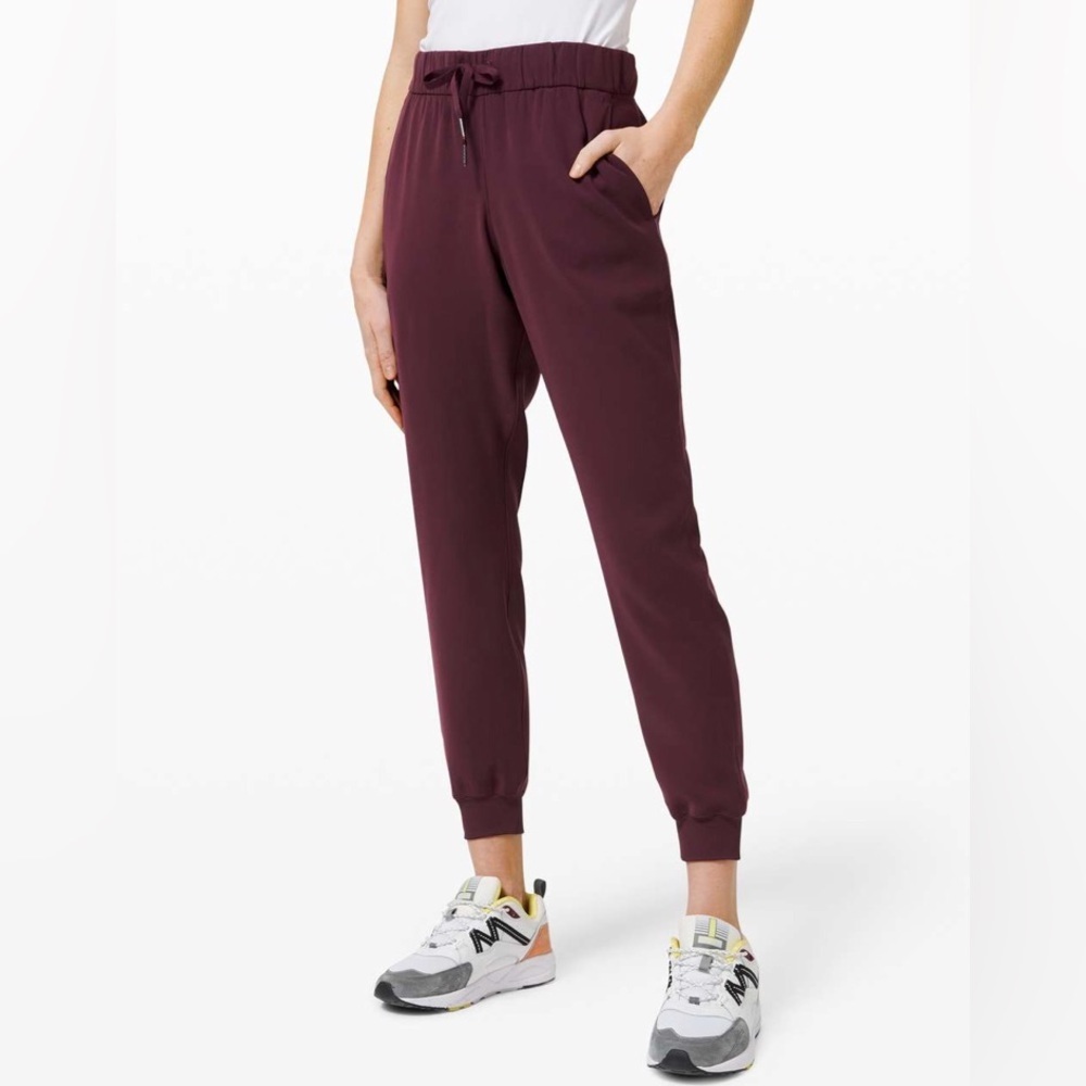 Lululemon Women’s On The Fly Woven Jogger Pants in Cassis Sz 10